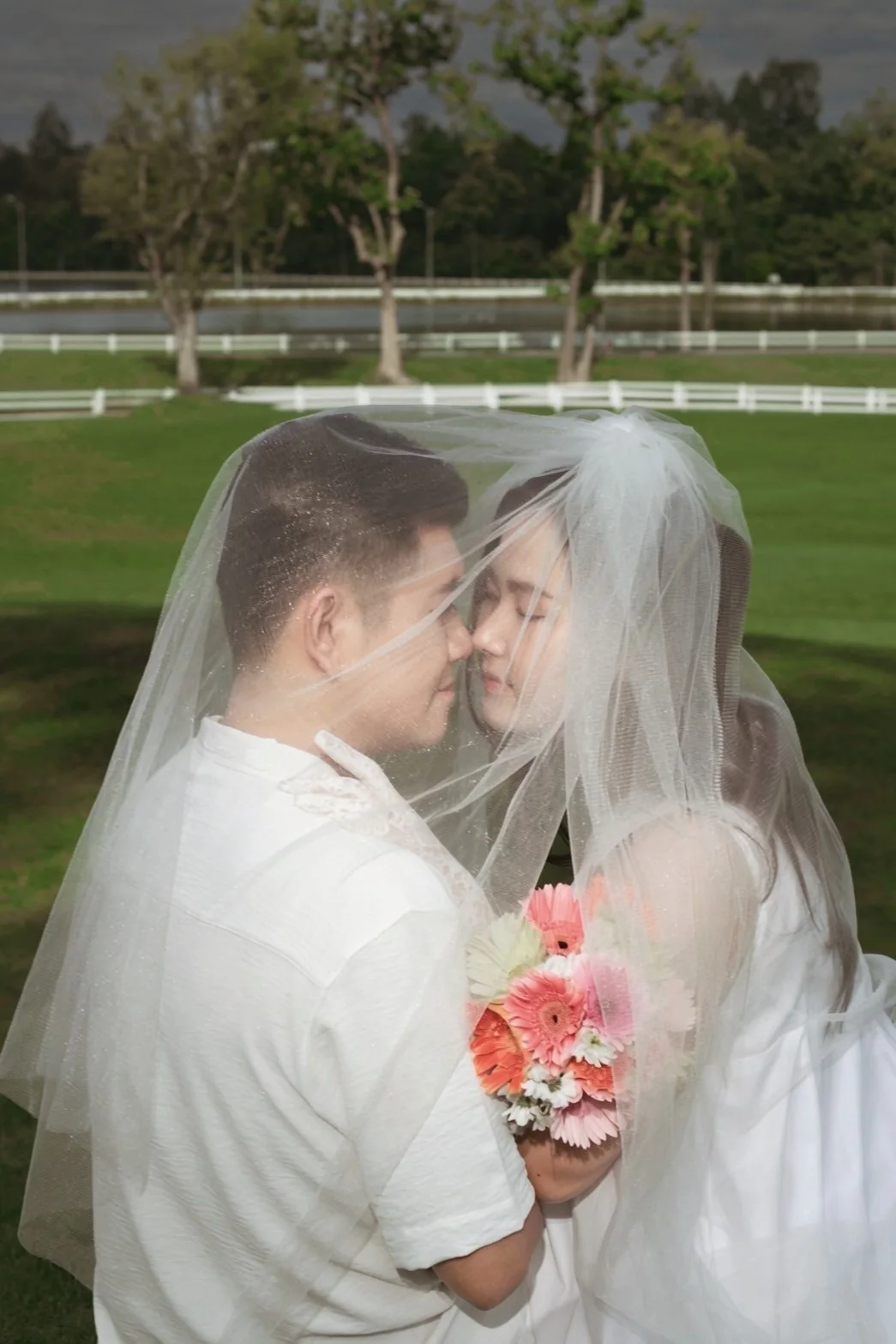 ภาพคู่ Banana และ Kao ใต้ผ้าคลุมเจ้าสาวในสวน